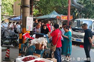 英姿不减！范佩西晒执教费耶诺德U18画面：日复一日，一步一步来